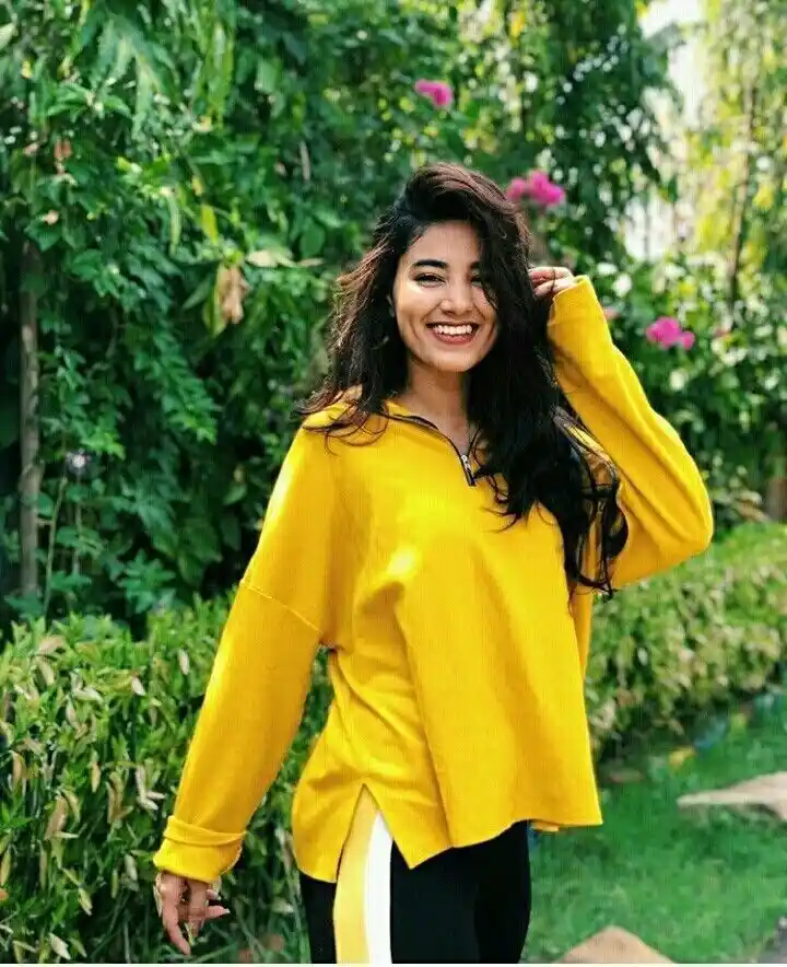 black-and-white-cute-girl-pic