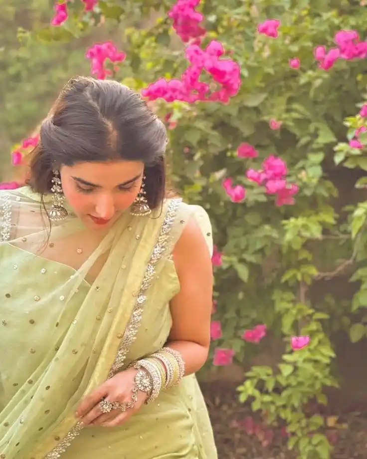 comment on beautiful girl photo