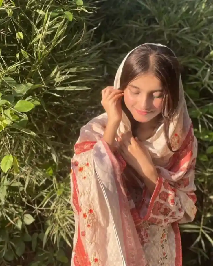 cute-girl-dp-back-side