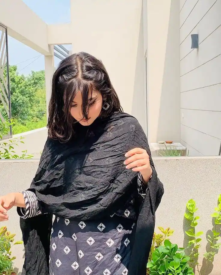girl saree pic hide face black and white girl saree pic hide face black and white