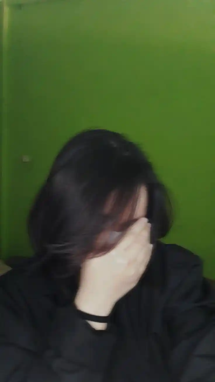 aesthetic blurry pictures girl black