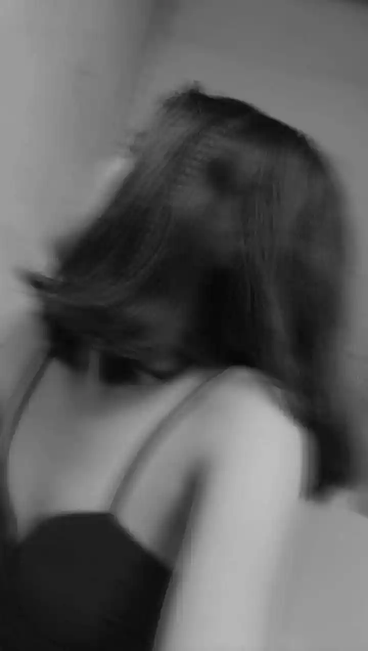 blur face girl photo