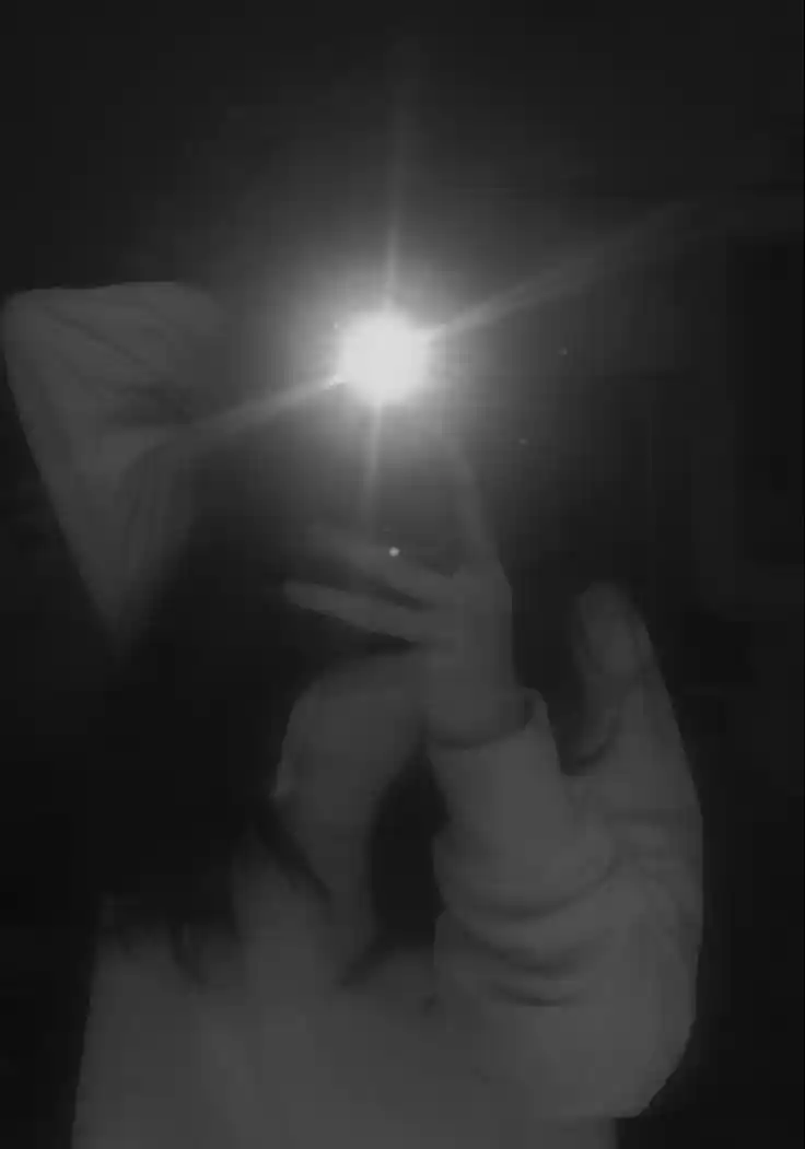 blur girl photo mirror selfie iphone